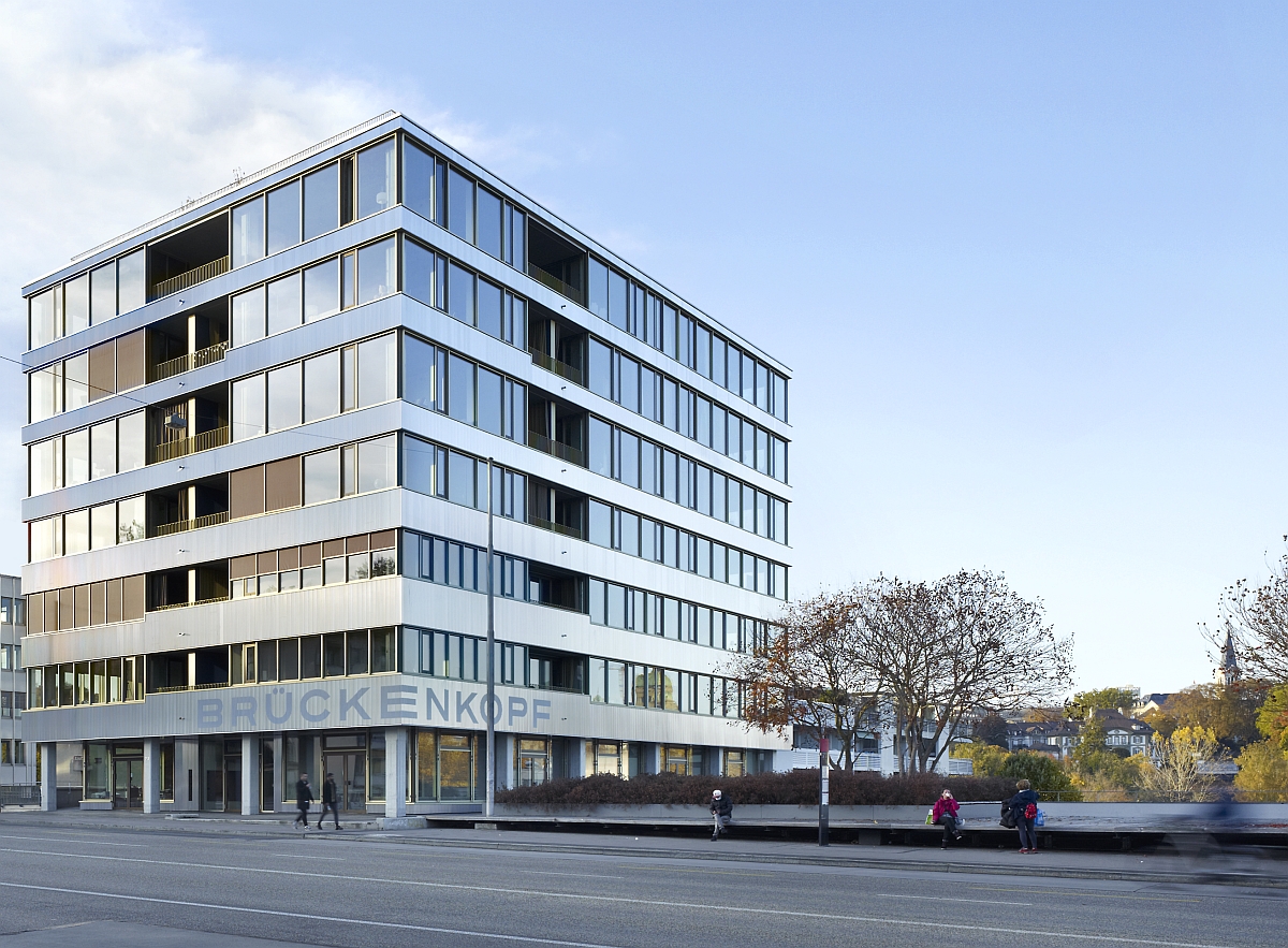 Pfosten-Riegel-Fassaden Brüstungsverkleidungen aus Profilblech. Verglasungen Fassadenplanung Fachwerk F+K Engineering AG.